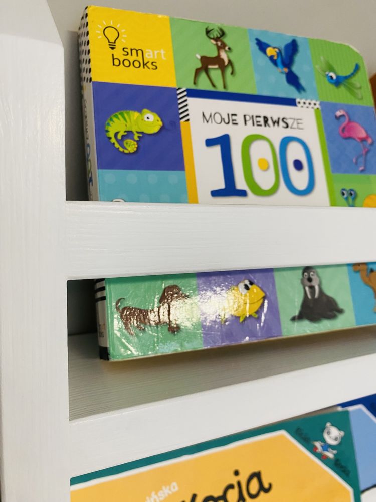 Biblioteczka drewniana do pokoiku dziecięcego