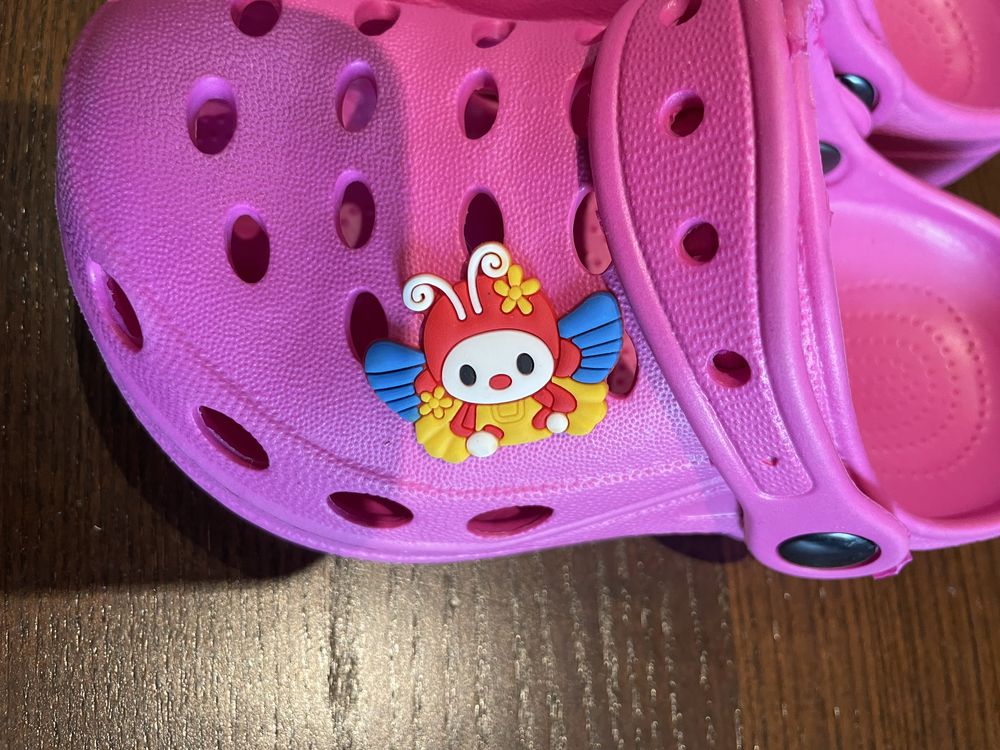 Várias sandálias tipo Crocs