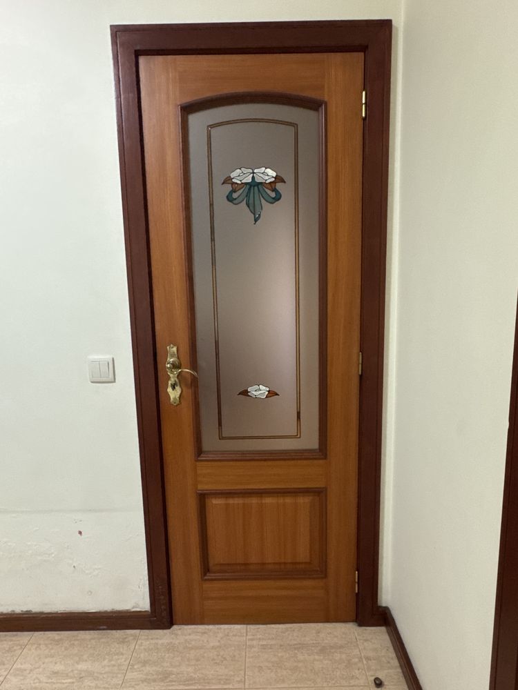 Porta interior de madeira com vidro decorativo