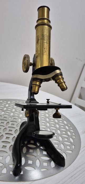 Jak widać na zdjęciu Mikroskop na sprzedaż bez akcesoriów.