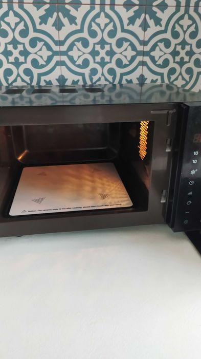 Мікрохвільова піч Hansa