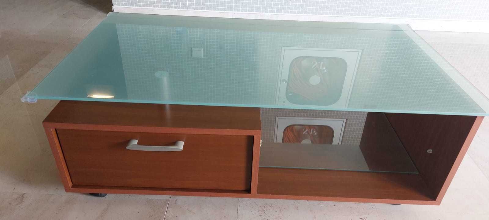 Mesa de sala de estar com tampo em vidro, com excelente arrumação