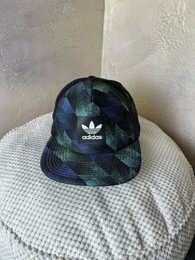 Кепка adidas originals у клітинку — стиль 90-х із логотипом trefoil
