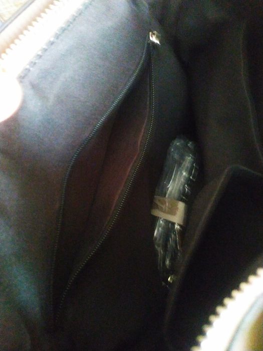 Женская сумка с оригинальными ручками.