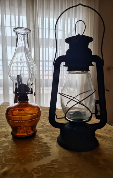 Dois candeeiros a petróleo