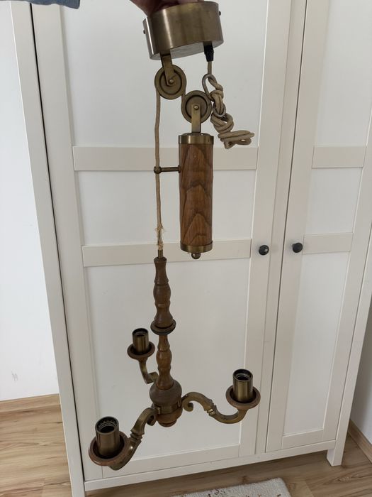 Vintage lampa sufitowa z regulacją wysokości – drewno i mosiądz