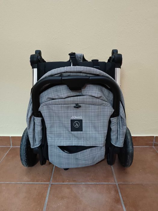 Carrinho de passeio compacto