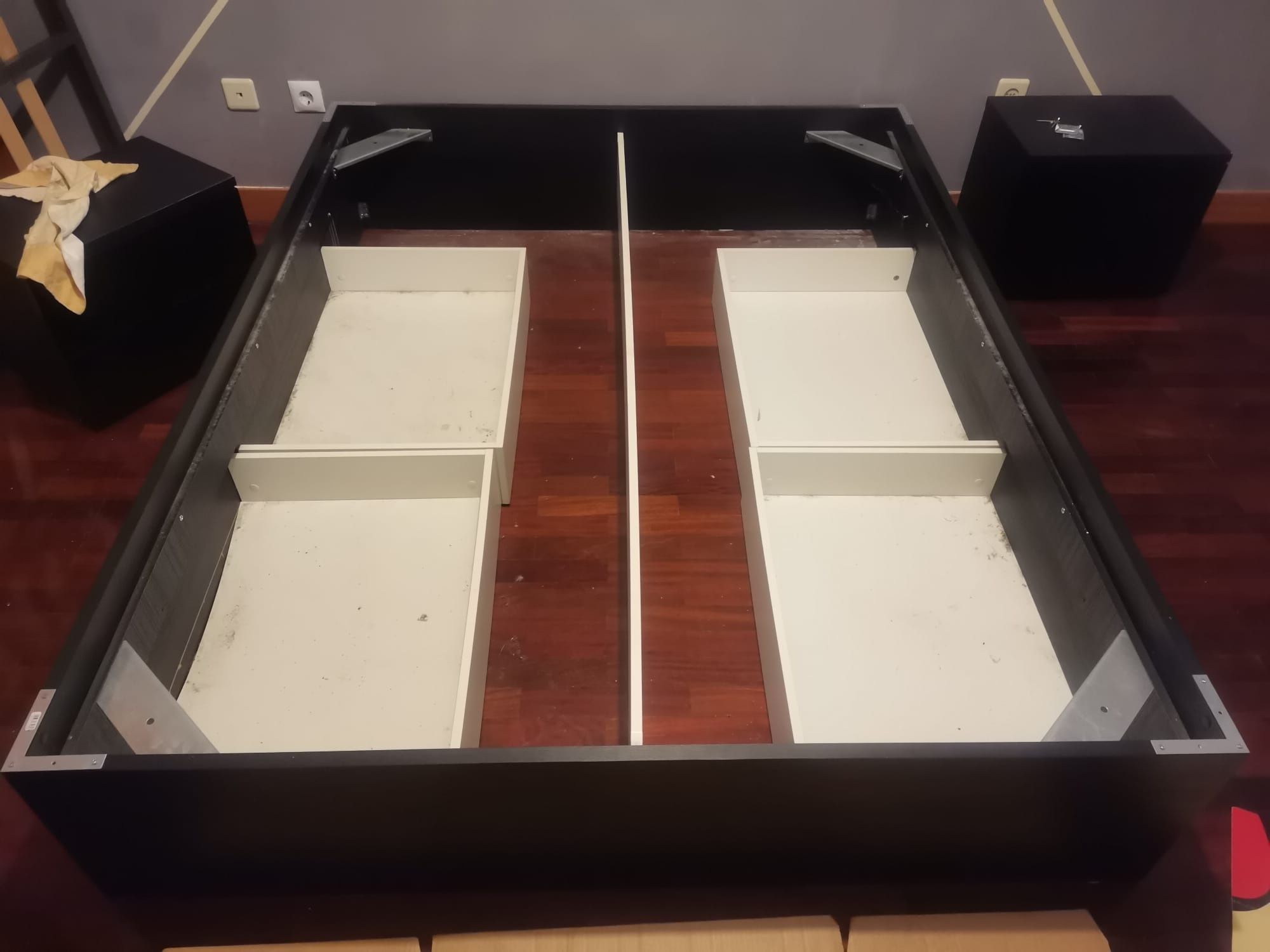 Cama de casal preta com arrumação