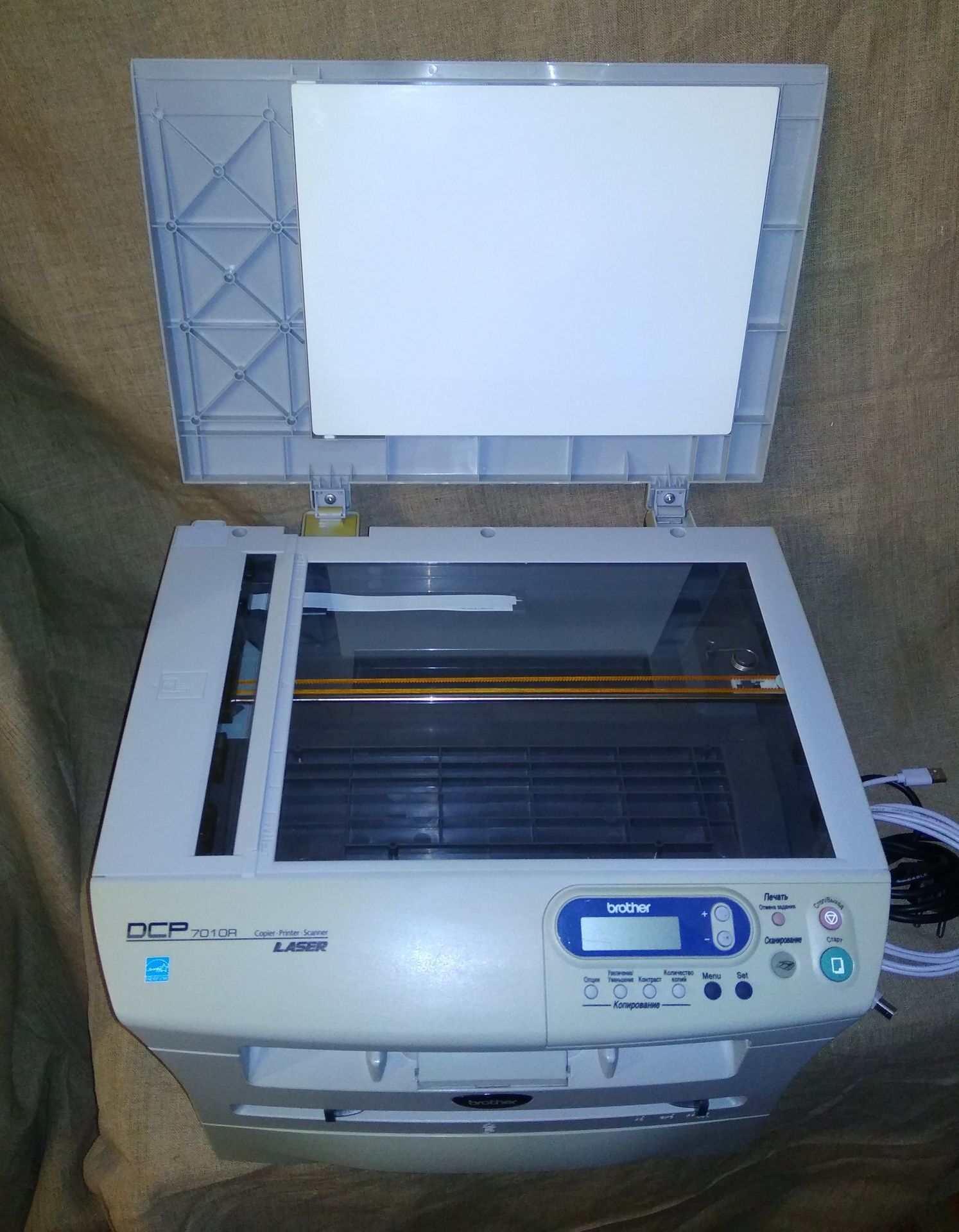 МФУ лазерный Brother DCP7010R  в отличном рабочем состоянии.