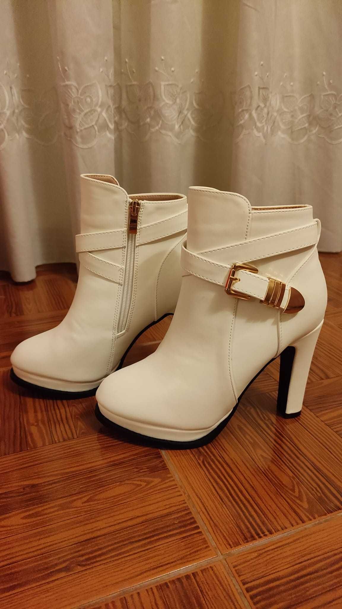 Botas brancas com fivela dourada e pêlo