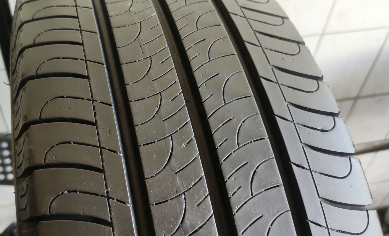 1x 215/65r16c Goodyear EfficientGrip Cargo 106/104h 21r B/A/70dB 7,72m