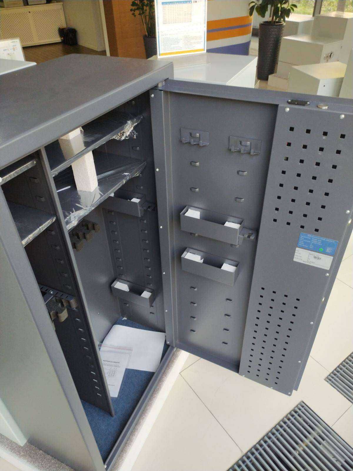 1263 Arsenał - Szafa na broń długą do 12 szt. Zamek elektroniczny.