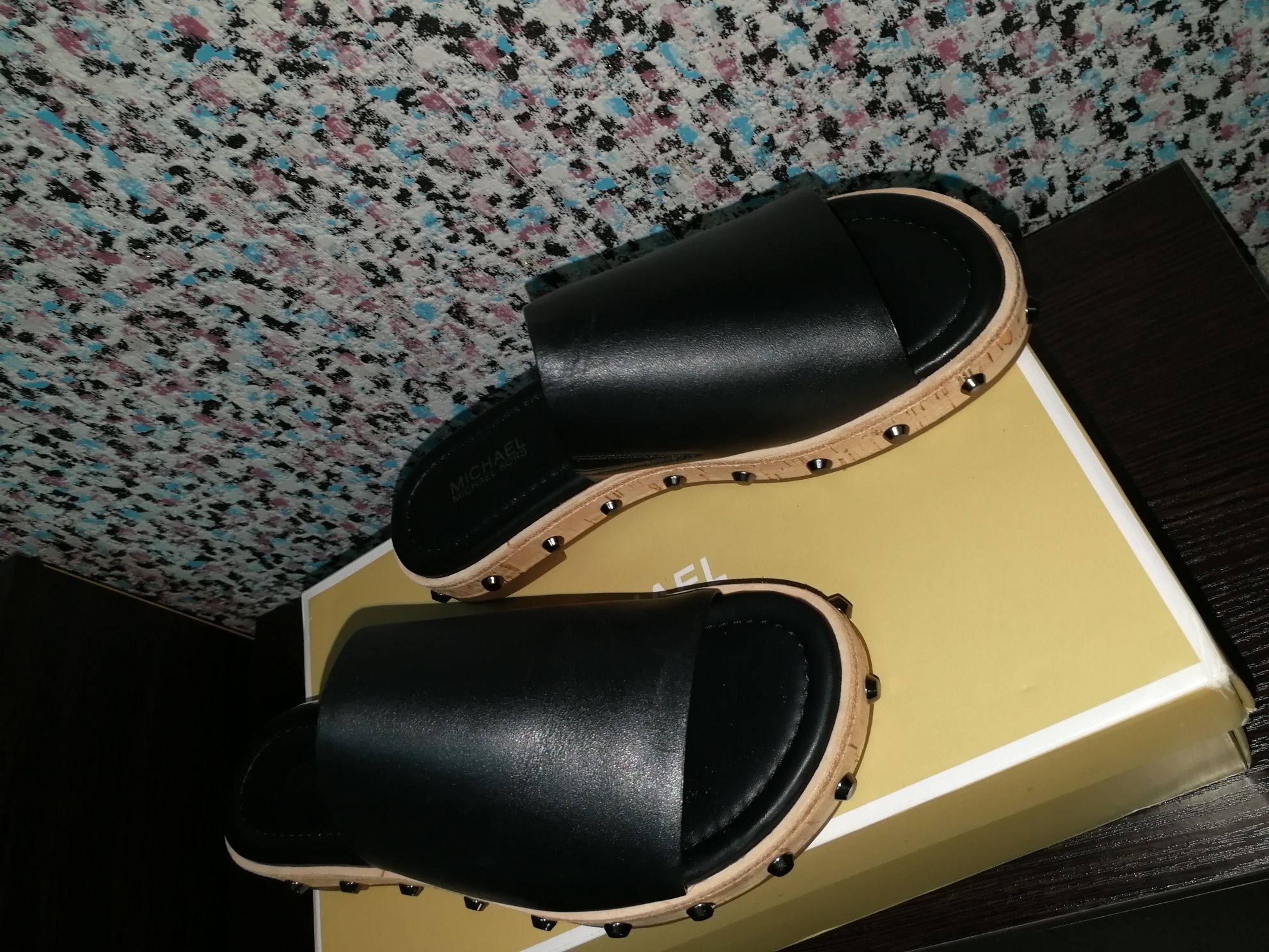 Продам новые оригинальные шлепки Michael Kors
