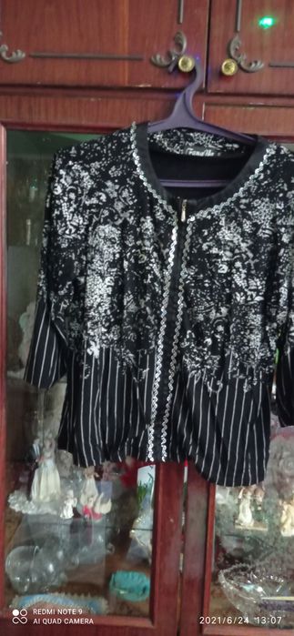 Костюм очень нарядный состояние очень хорошее юбка идёт в пол(длинная)