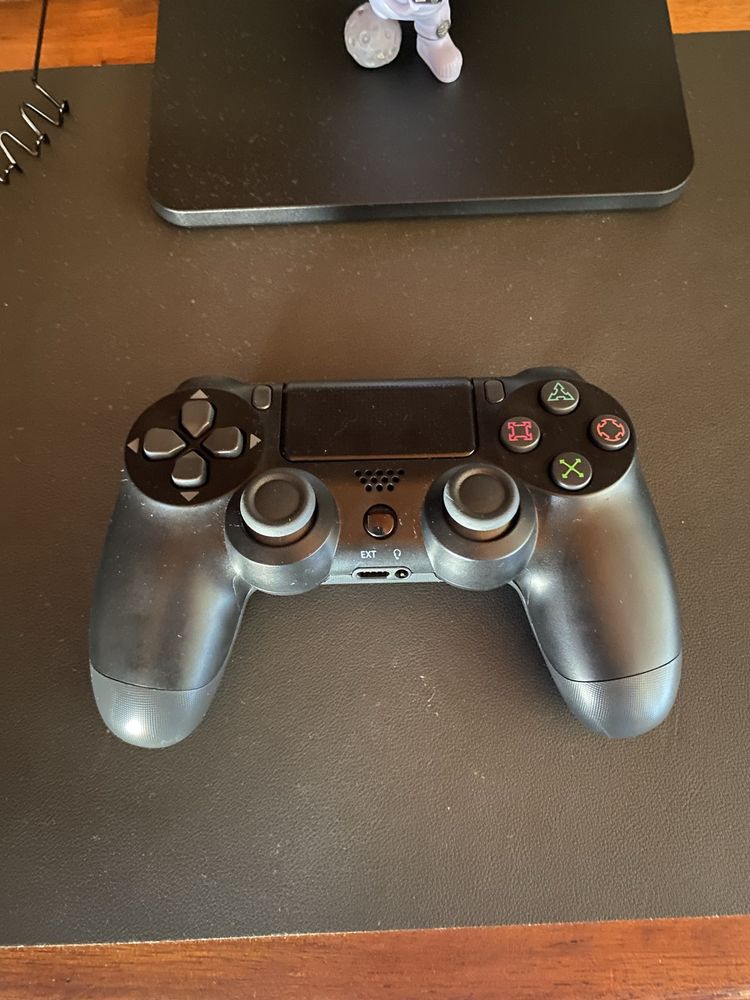 ps4 1 Tb ( 2 comandos e 3 jogos ja incluidos )