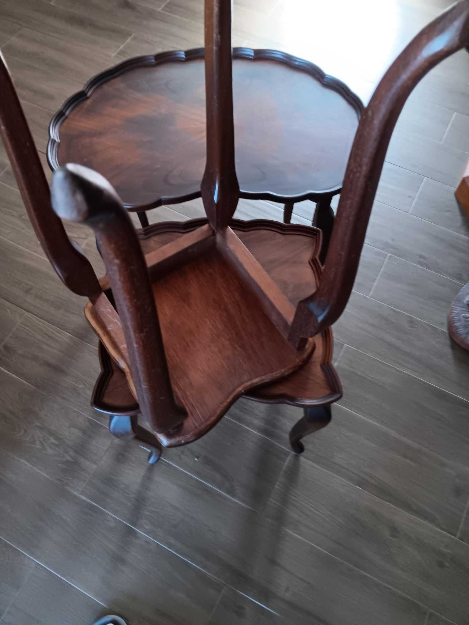 Mesa em Nogueira estilo "Chippendale" de finais dos anos 70