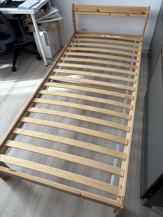 Estrutura de cama Ikea com estrado