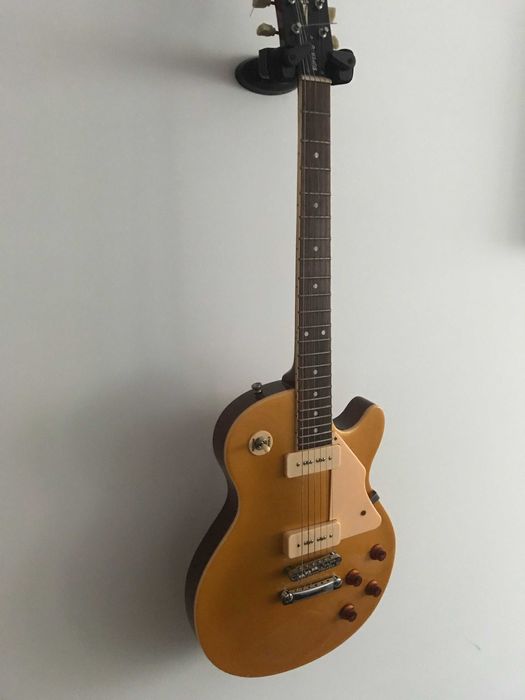 Austin Super 6 Gold + Amplificador Peavey Rage 258
