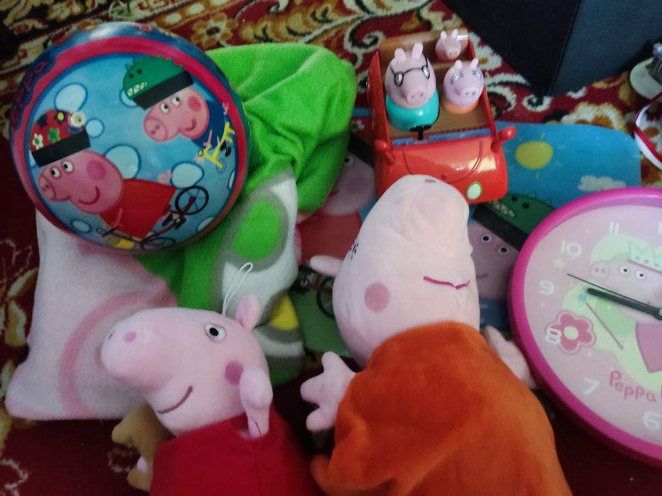 Zestaw Peppa koc zegar samochód piłka maskotki