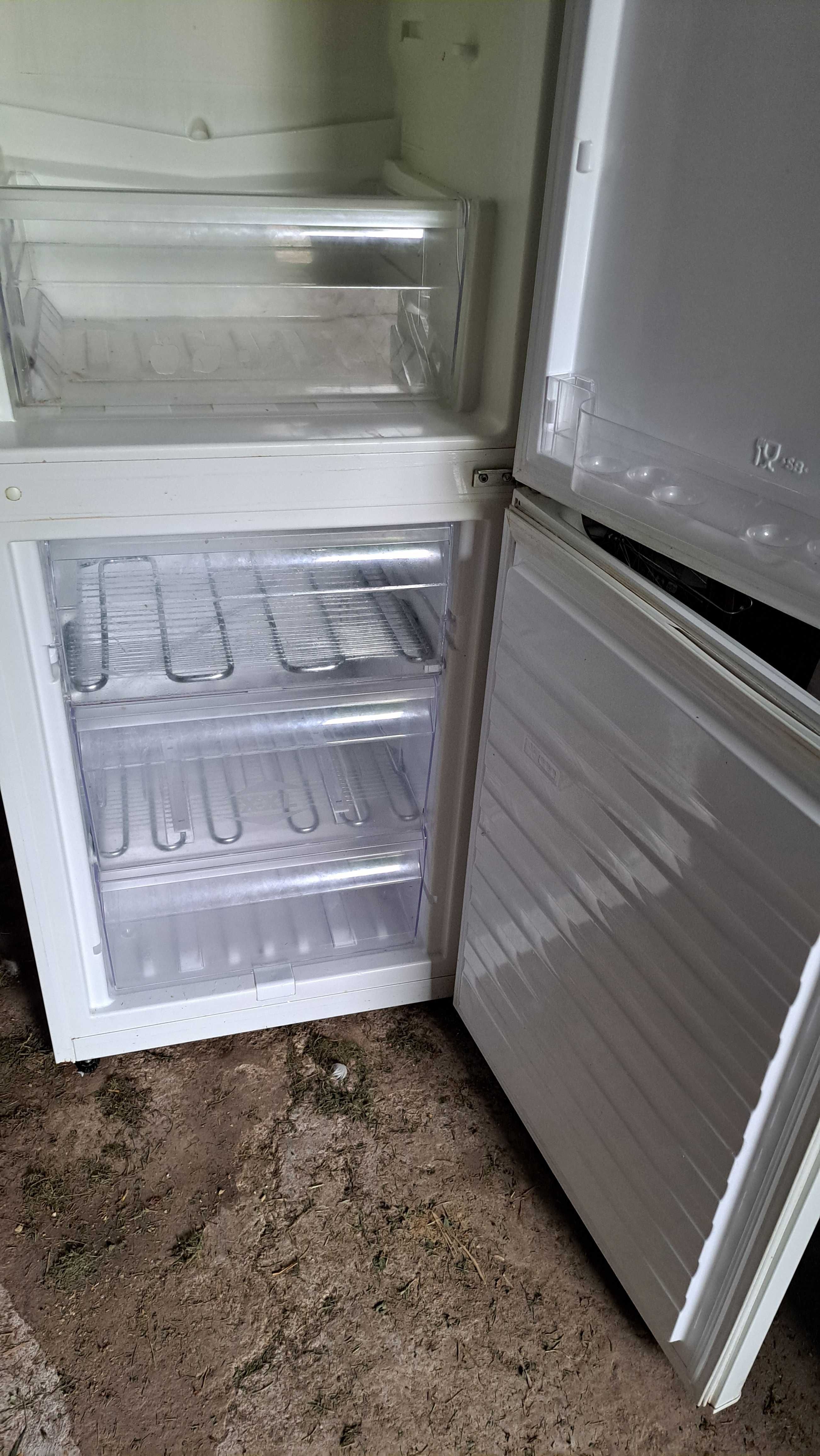Lodówka Whirlpool WBE3411 10 letnia, uszkodzona (ma kompletne półki).
