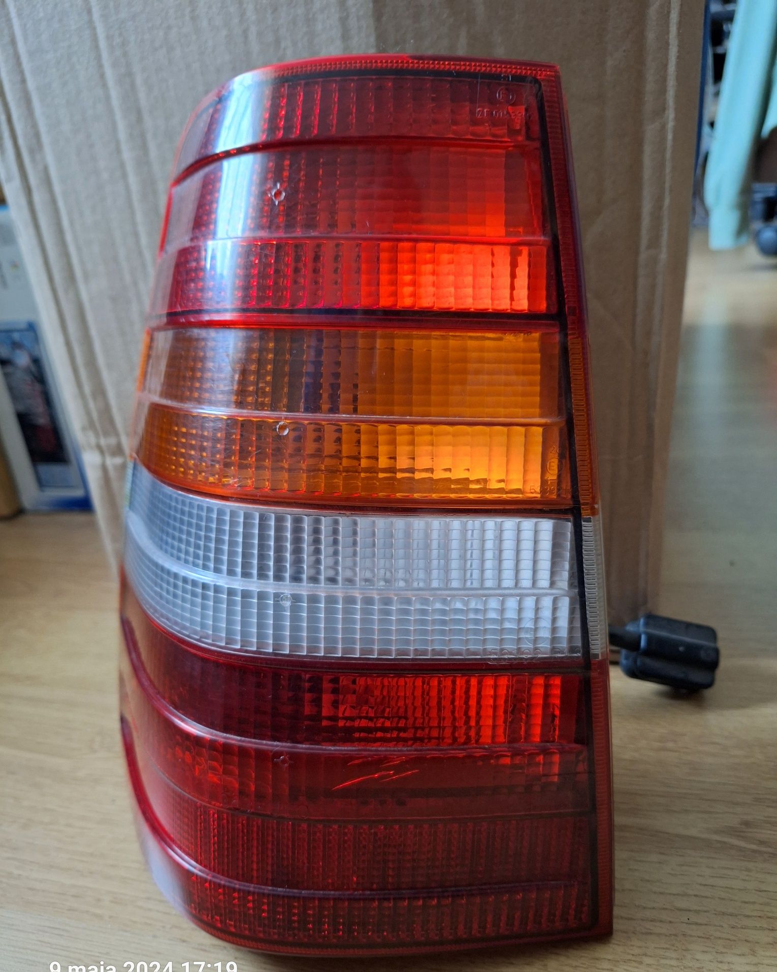 Lampa lewa tył Mercedes w124 kombi! Stan dobry!