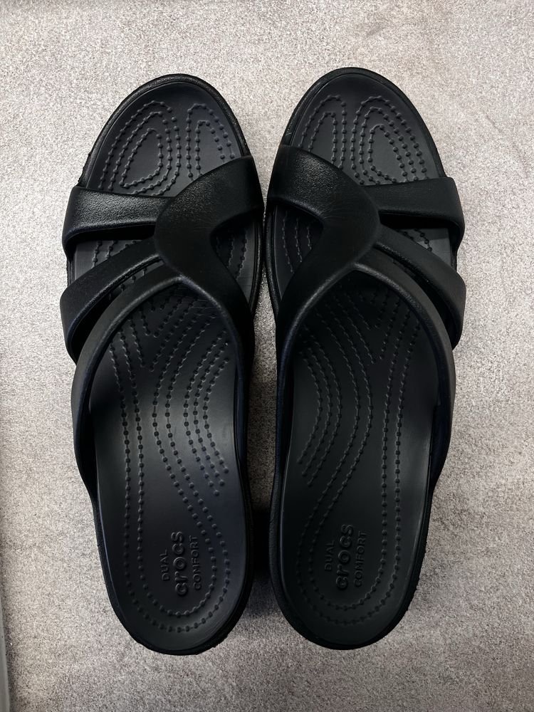 klapki crocs Sanrah Strappy Wedge 204010 czarne