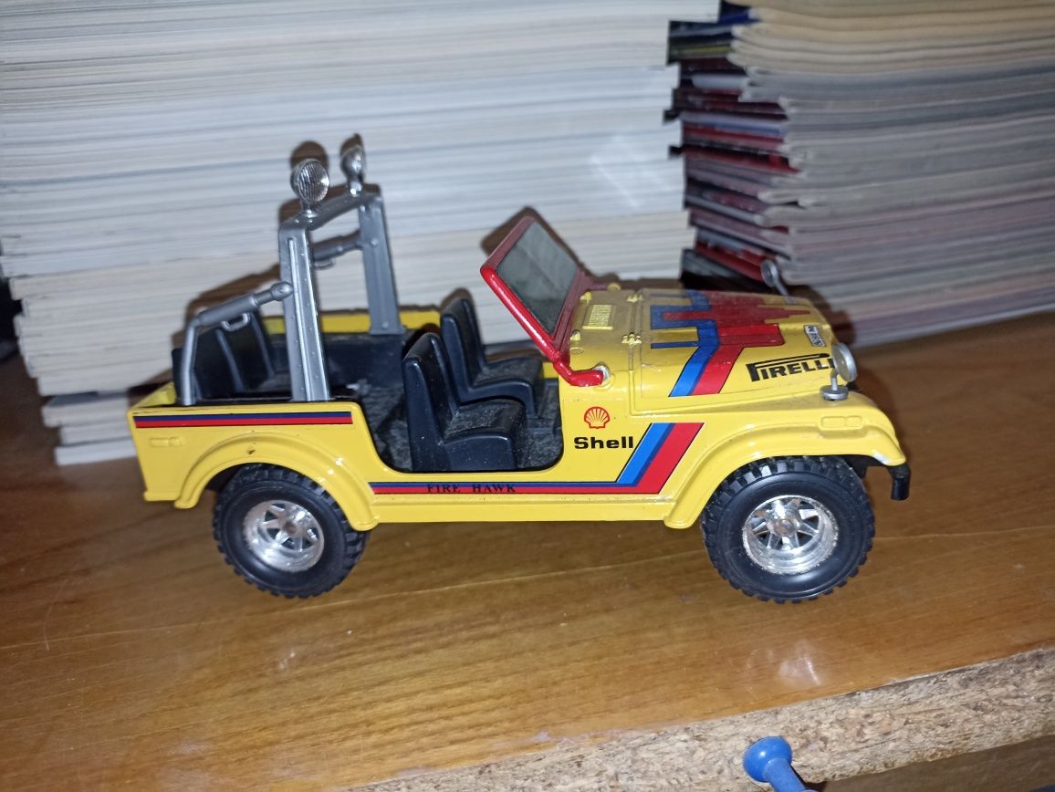 Stary vintage Model Jeep Wrangler CJ7 Hawk, skala 1:24, Bburago.