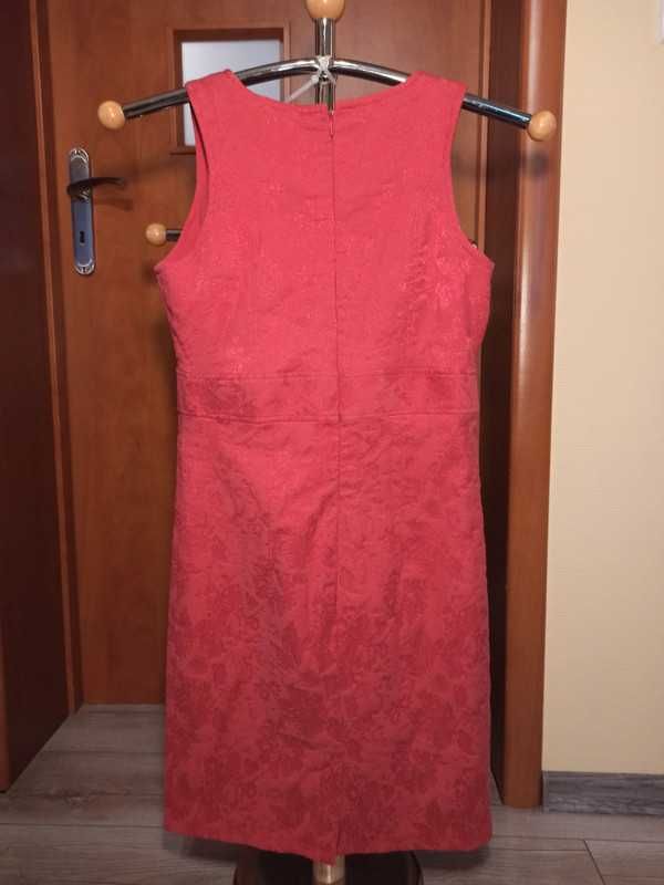 Czerwona materiałowa sukienka