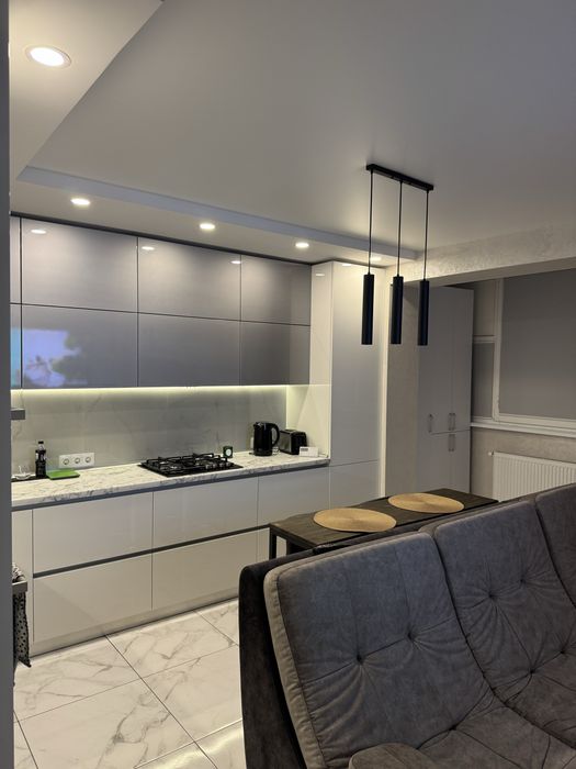 Продаж 2х кімнатна +кухня студія на Парковій Алеї