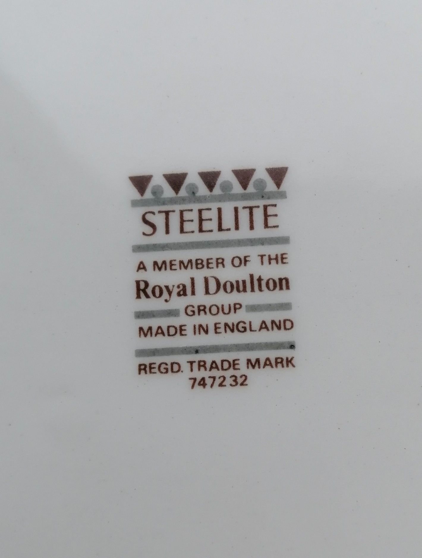 Десертная тарелка Royal Doulton (Sateelite) с логотипом.