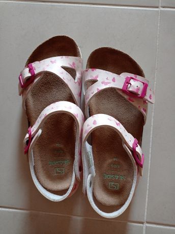 Sandálias rosa com borboletas rosa