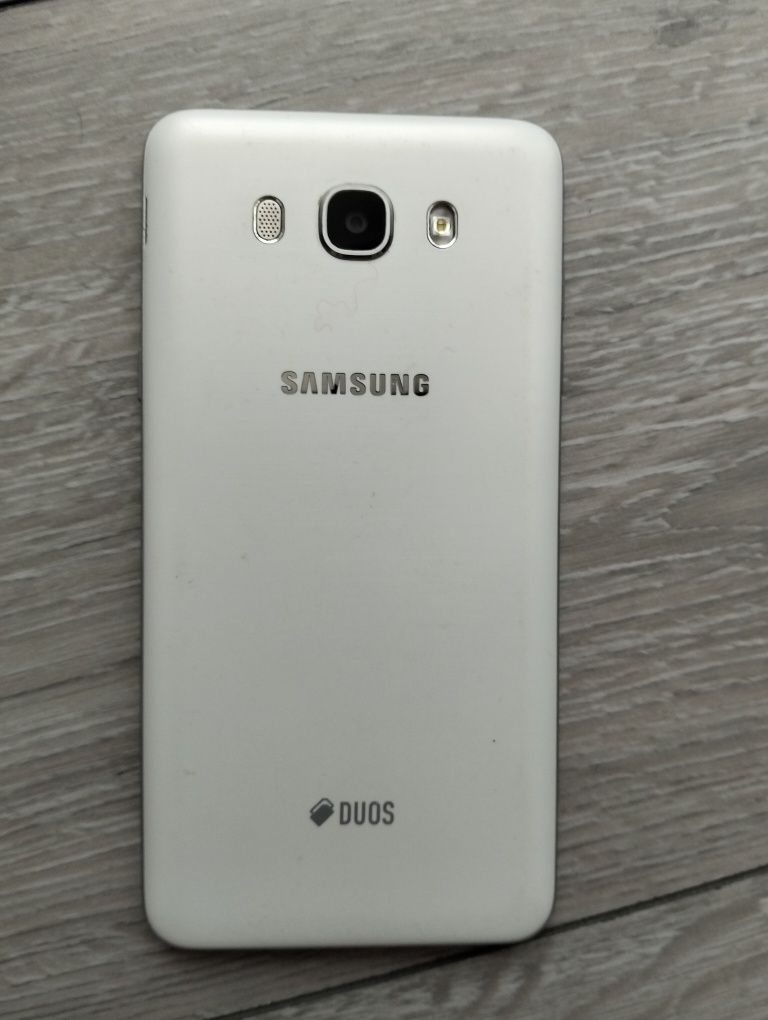 Смартфон Samsung Galaxy J7 2016