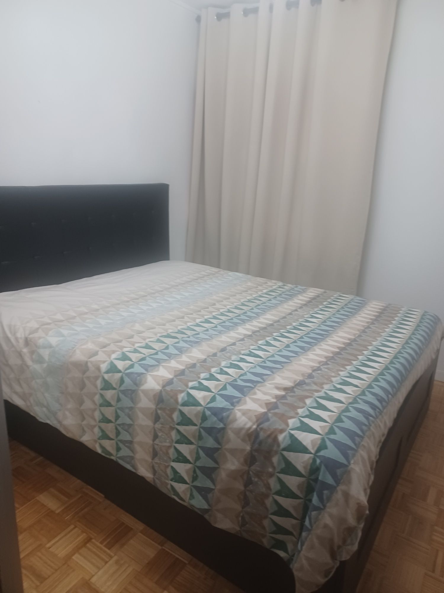 Alugo quarto só menina ou senhora.