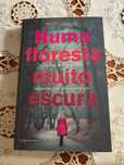 Livro “Numa floresta muito escura”