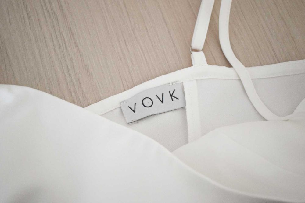 Біла сукня VOVK з вирізом, розмір М. В ідеальному стані.