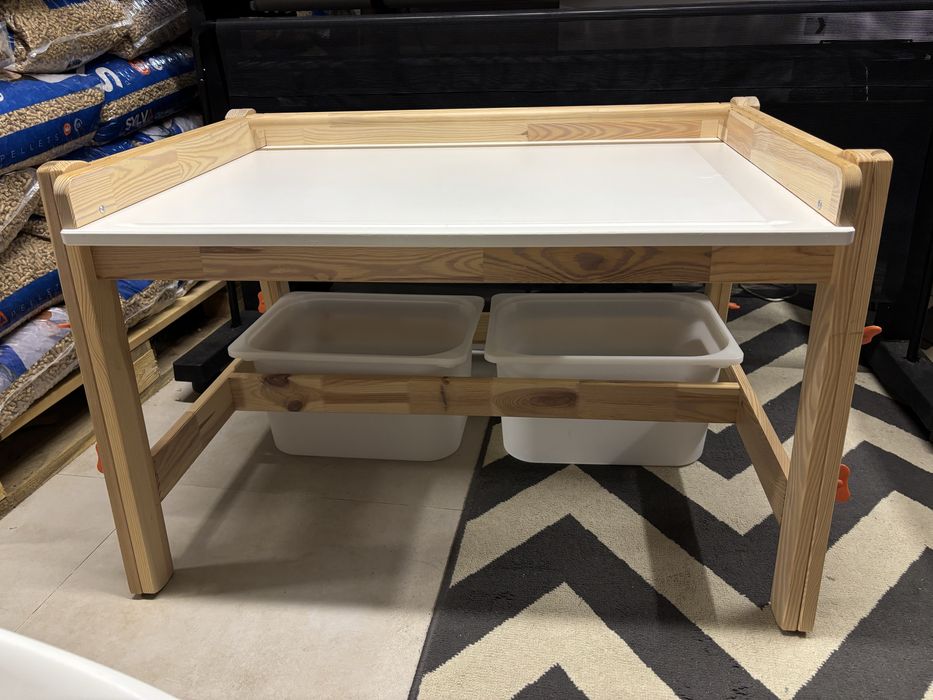 Regulowane biurko Ikea Flisat, krzesło obrotowe, dwa pudełka