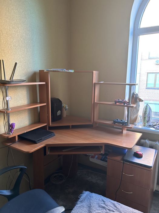 Продам компʼютерний кутовий стіл.