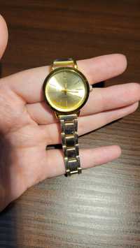 Zegarek w kolorze złotym