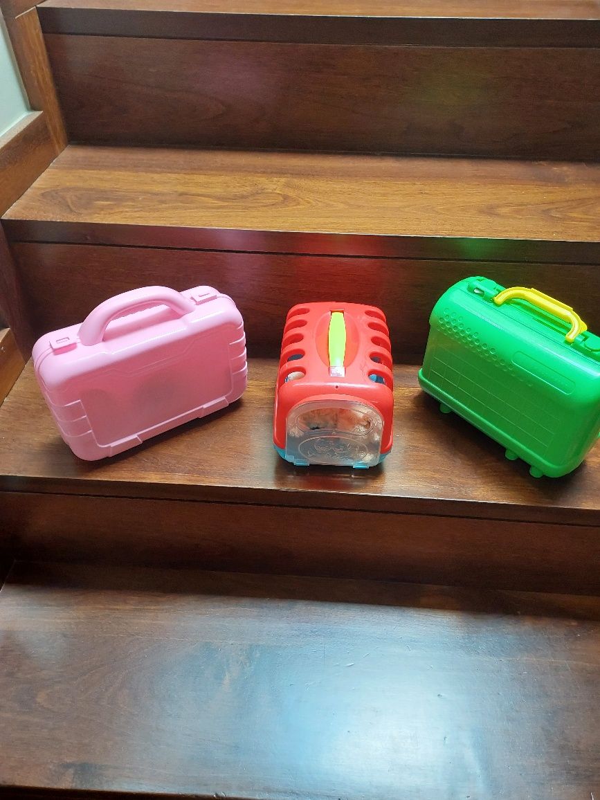 Varias maletas de brincar