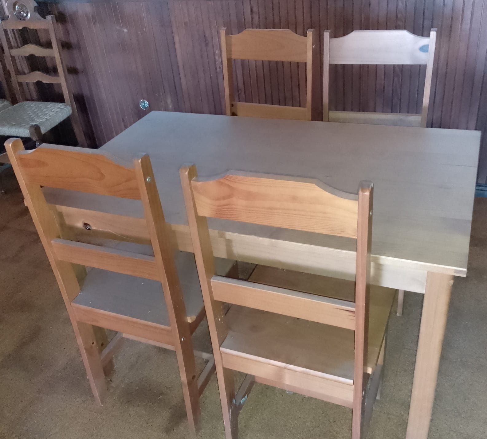Mesa de madeira com 4 cadeiras