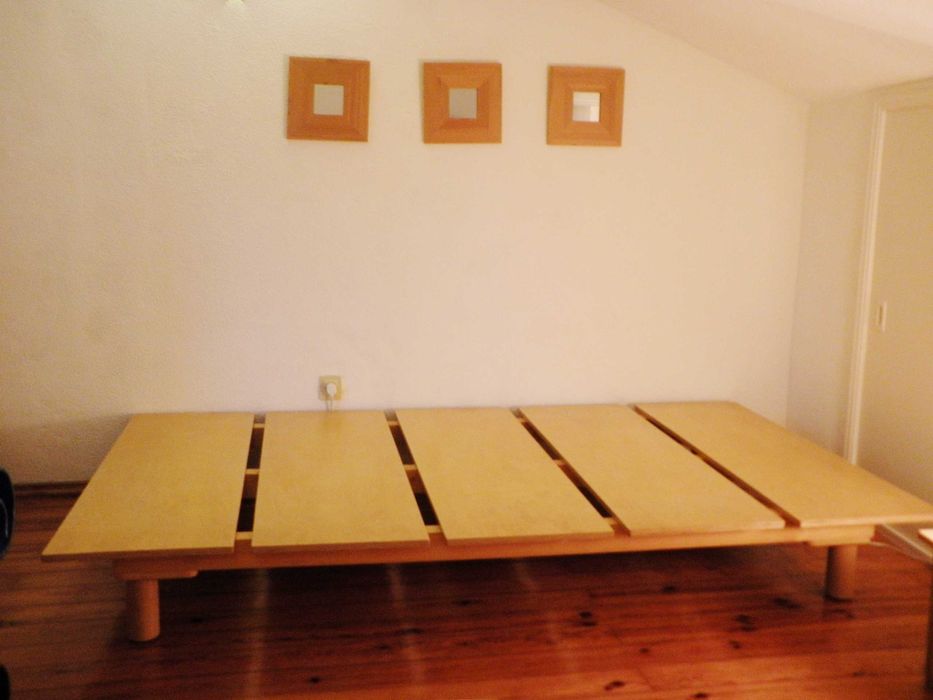 Estrado de cama em madeira de faia