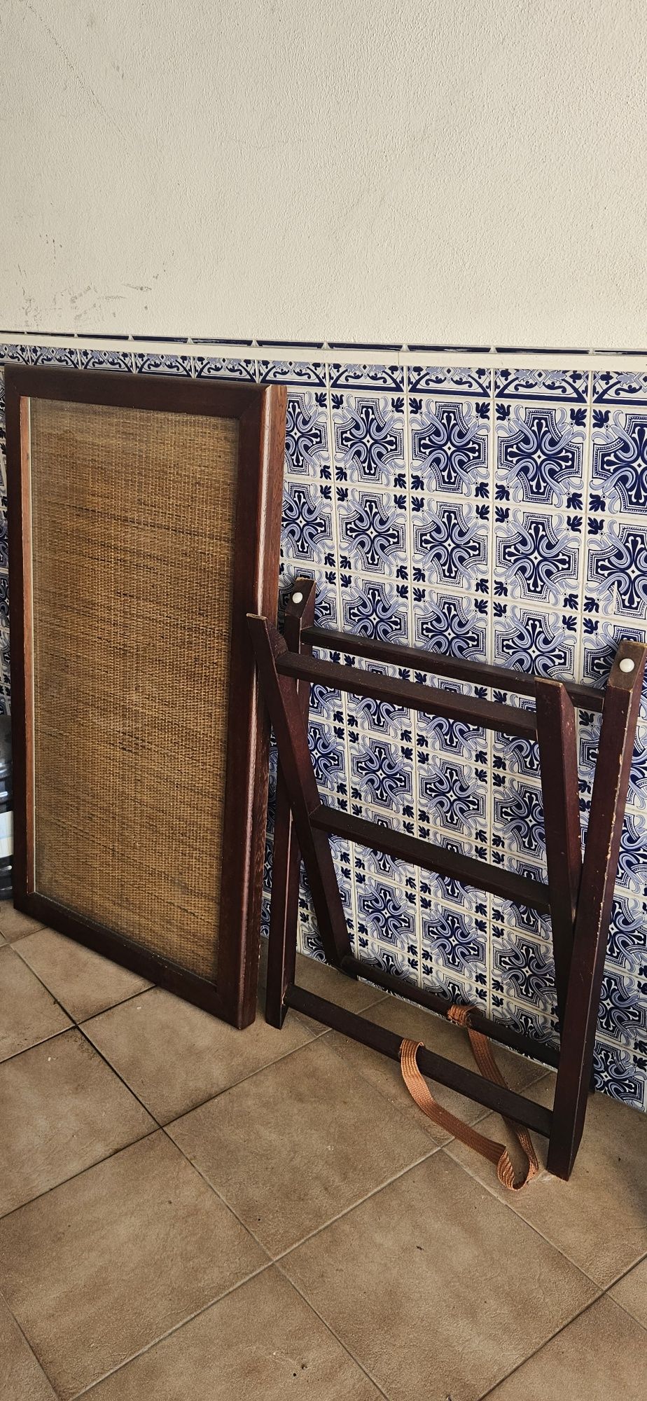 mesa de centro de madeira e rattan