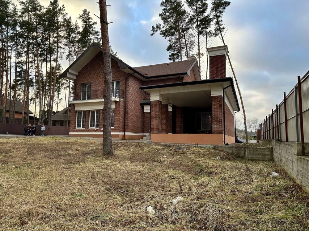 Сучасний будинок в аглійському стилі в закритому містечку