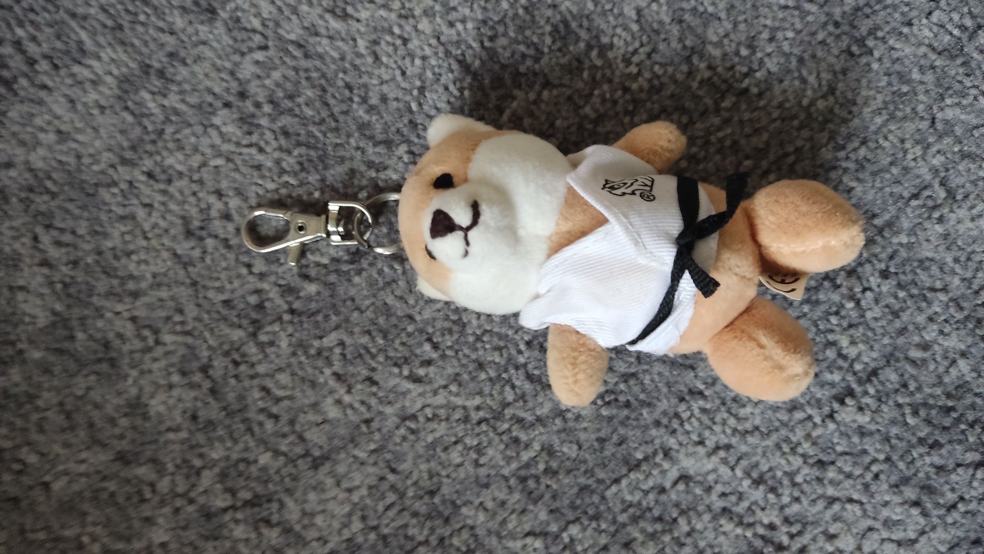 Pluszowy brelok Judo, zawieszka miś miodowy w Judogi (kimonie)