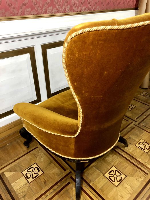 FOTEL USZAK czarny dąb tkanina welur w kol starego złota Francja ANTYK