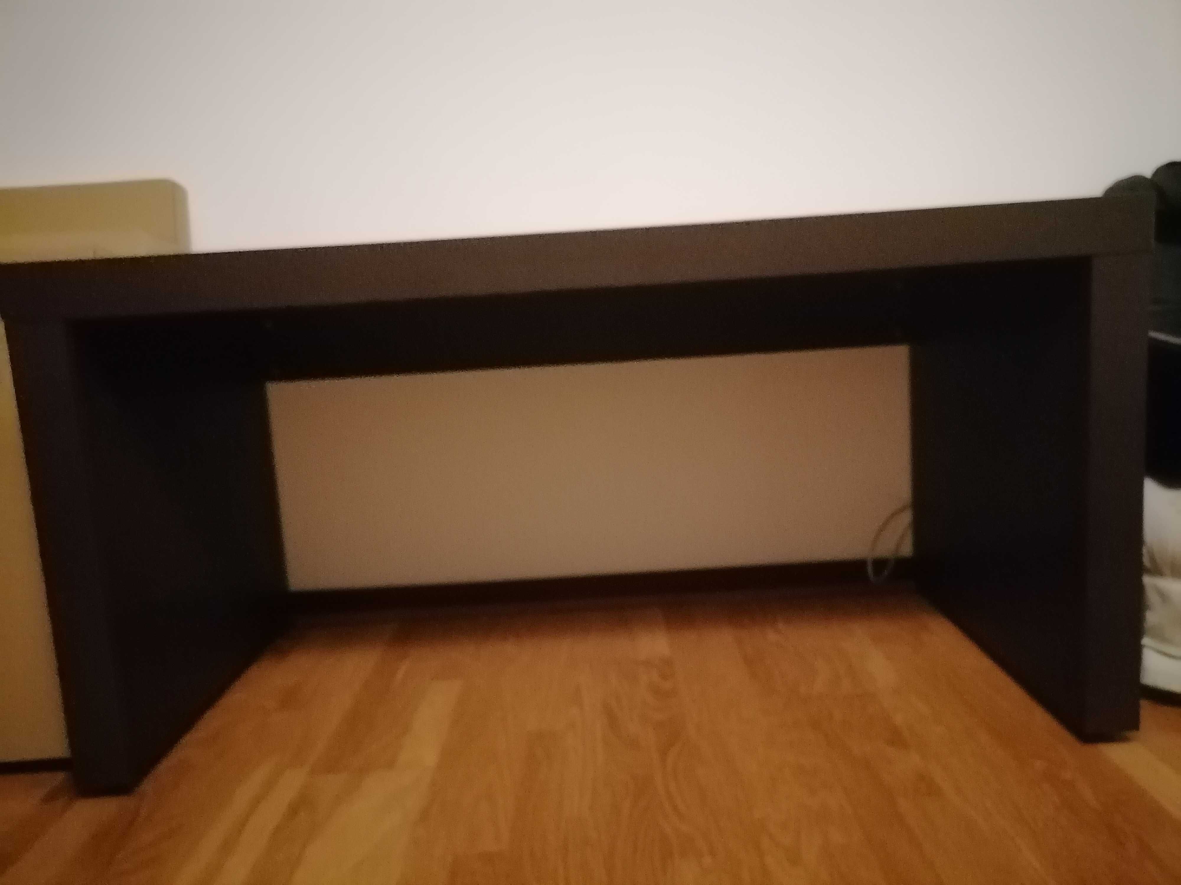 Secretária com gavetas e prateleiras