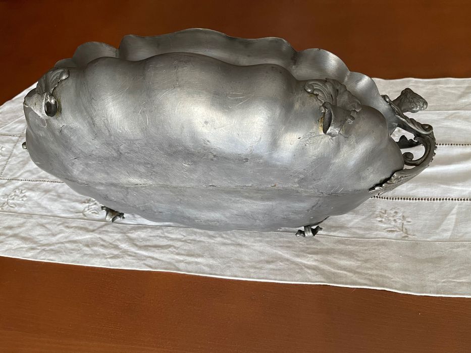 Fruteira antiga em estanho