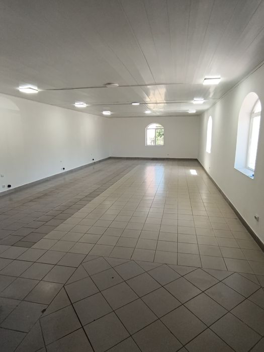 Задаётся торговый зал 80 КВ м плюс40 метров подсобное помещение в