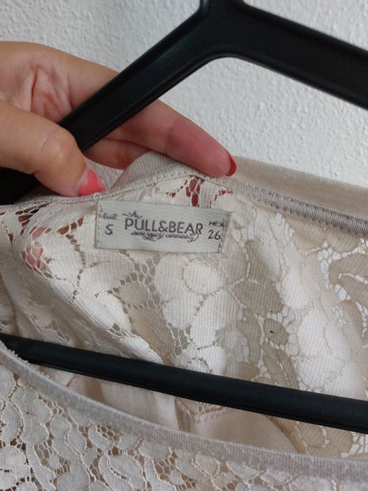 Blusa bege/creme com detalhe em renda, tamanho S marca pull&bear