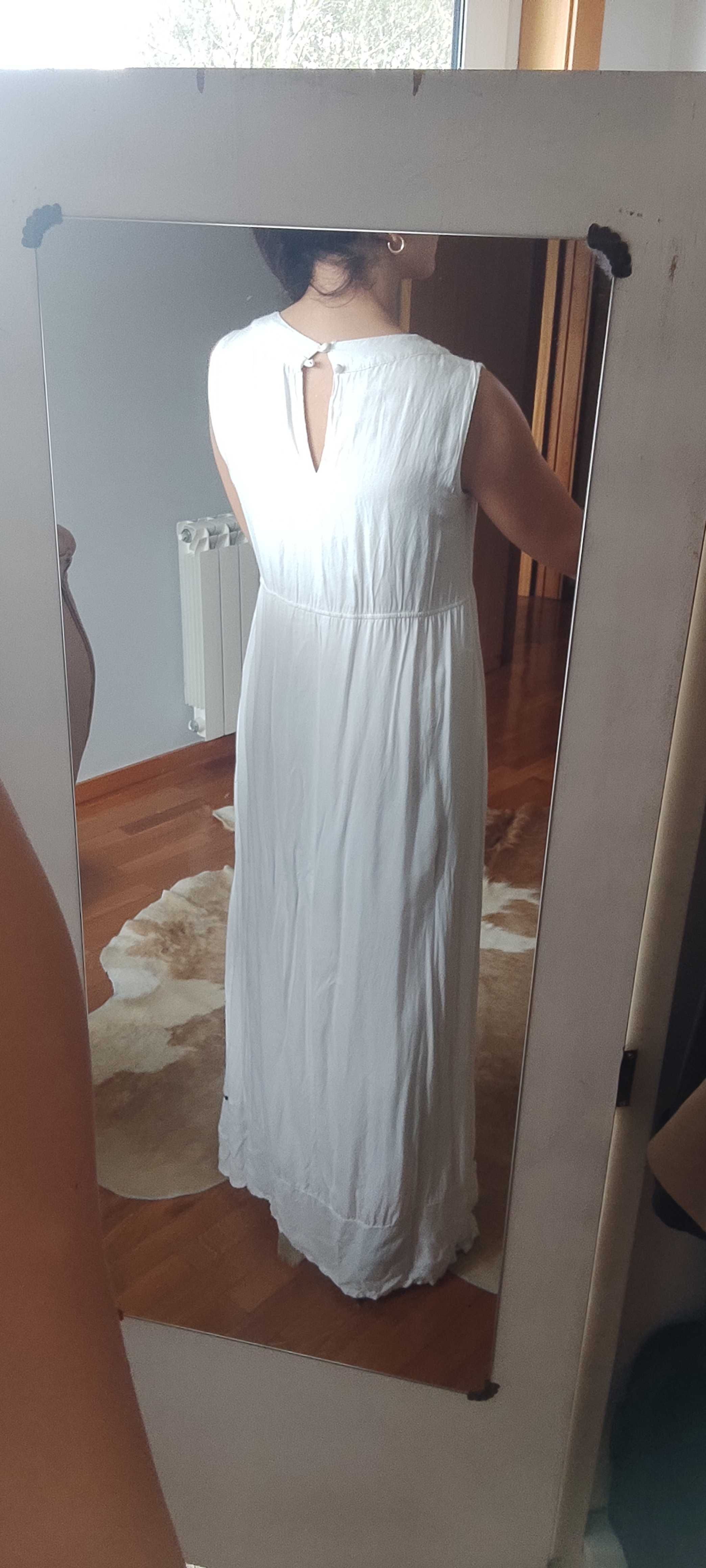 Vestido branco comprido com bordados